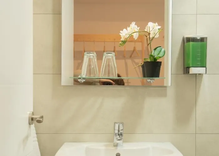 & Kitchen Zorroza בית הארחה בילבאו